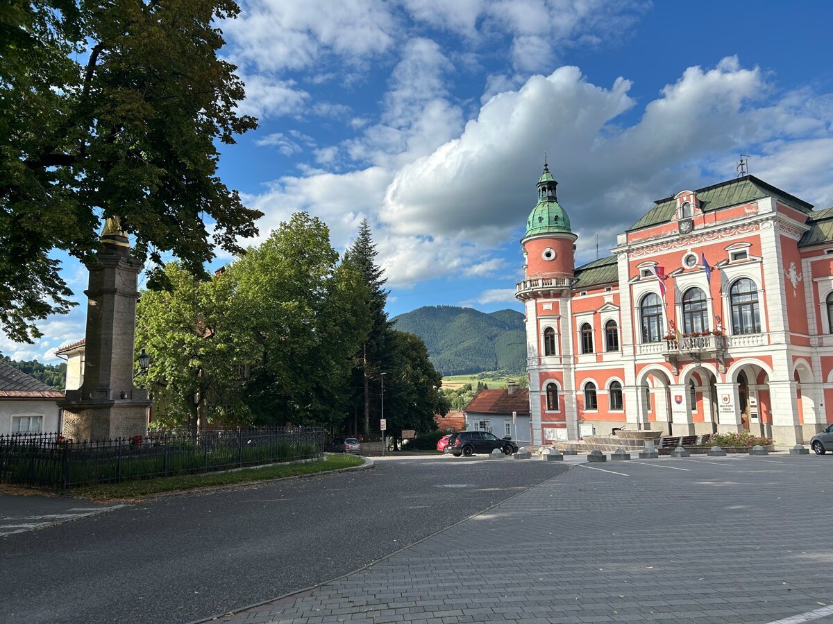 Chatra ukryta medzi stromami Historickej vile na Liptove svita na lepsie casy