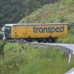 Frekventovany tah zatarasil kamion cesta je neprejazdna