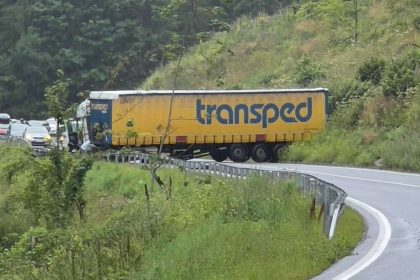 Frekventovany tah zatarasil kamion cesta je neprejazdna