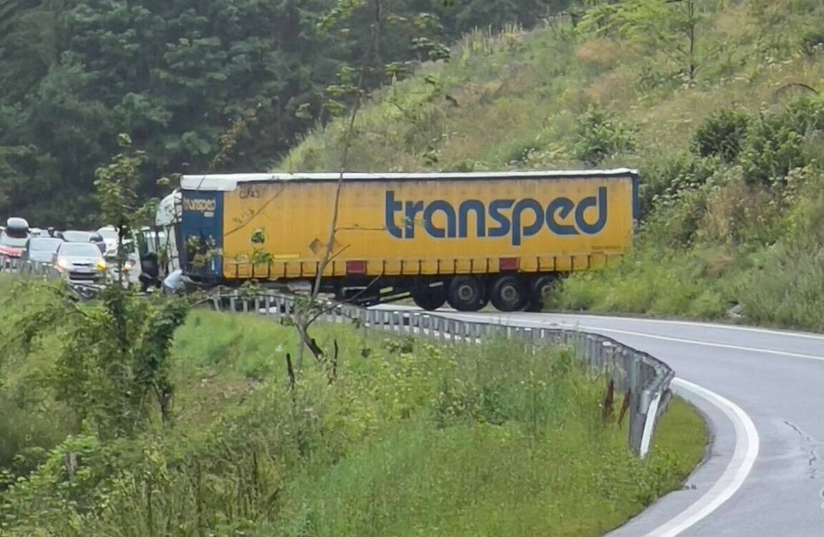 Frekventovany tah zatarasil kamion cesta je neprejazdna