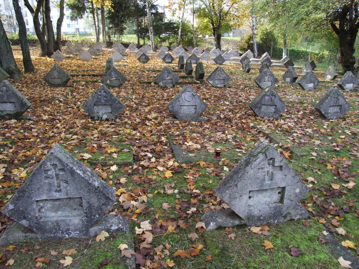 Na unikatnom vojenskom cintorine vycistili dalsie nahrobky