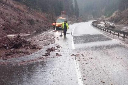 Nasledky burky obmedzili dopravu na hlavnom tahu
