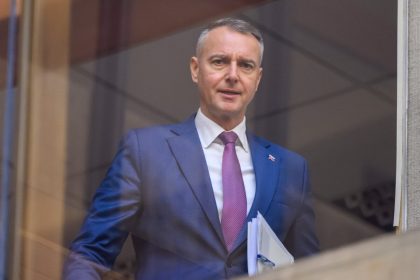 O odvolavaniach ministrov a vlady sa ma rokovat tvrdi Rasi