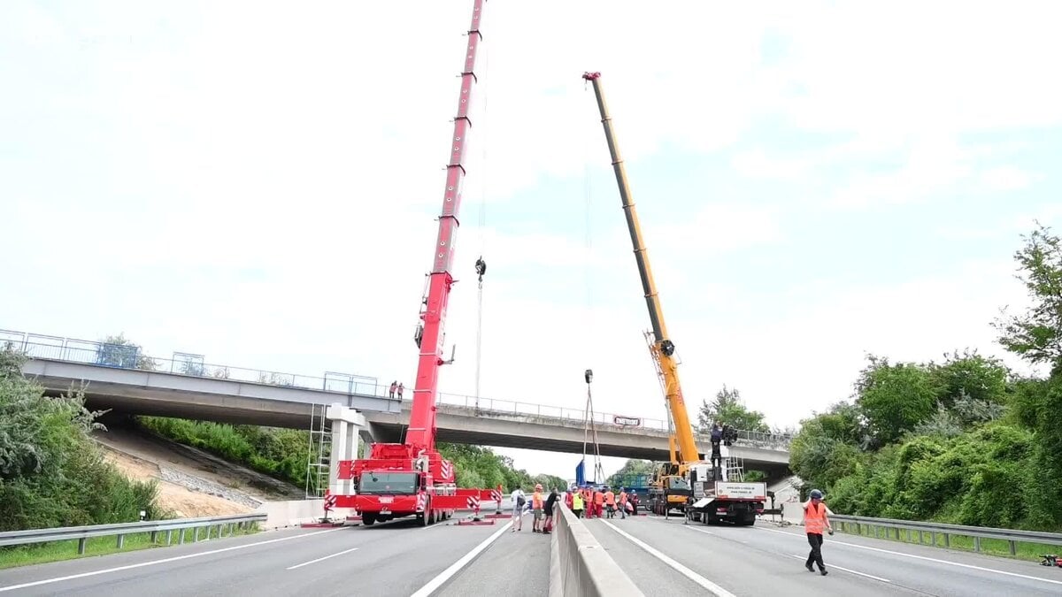 Ponad dialnicu D1 pri Trnave namontovali cyklomost