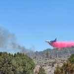 Poziare v Grand Canyone sa dalej siria
