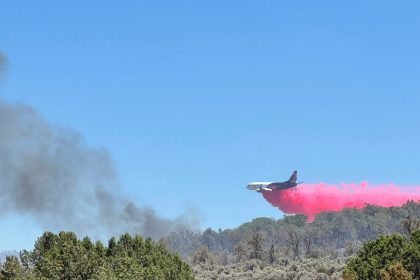 Poziare v Grand Canyone sa dalej siria