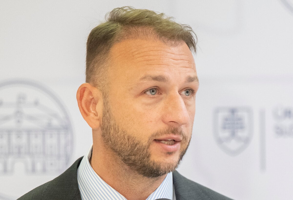 Sutaj Estok a sefka policie vysvetlia postup v kauze bombovych hrozieb