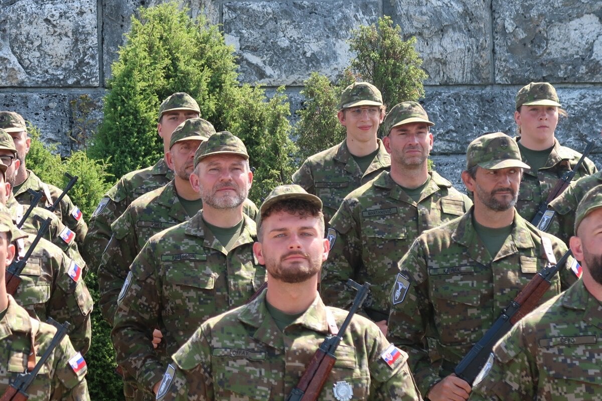 Ucastnici pilotneho vycviku Narodnych obrannych sil zlozili prisahu