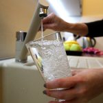 Ziadne flase neperlivej mineralky voda zadarmo v restauraciach