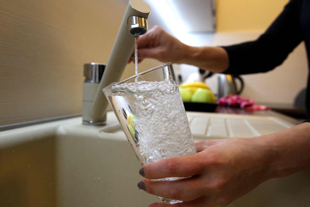 Ziadne flase neperlivej mineralky voda zadarmo v restauraciach