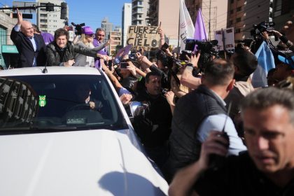 Argentinsky prezident Milei musel opustit kampan kvoli nasilnym demonstrantom
