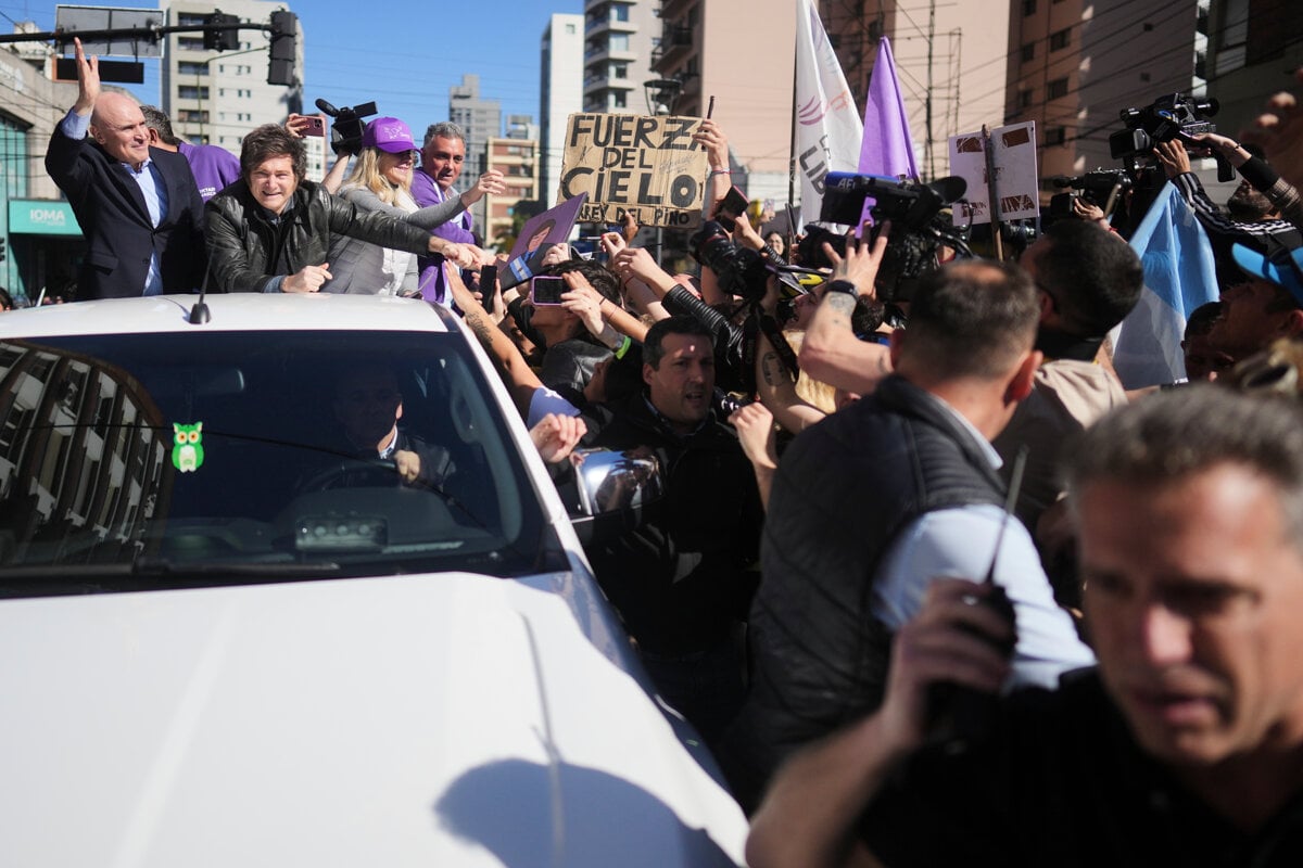 Argentinsky prezident Milei musel opustit kampan kvoli nasilnym demonstrantom