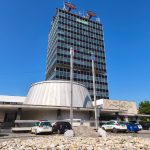 Budova ktorej poschodia visia na lanach