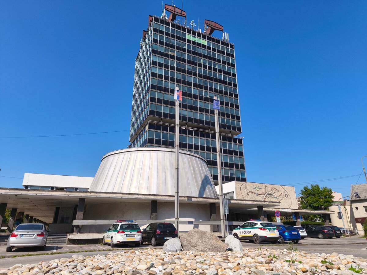 Budova ktorej poschodia visia na lanach