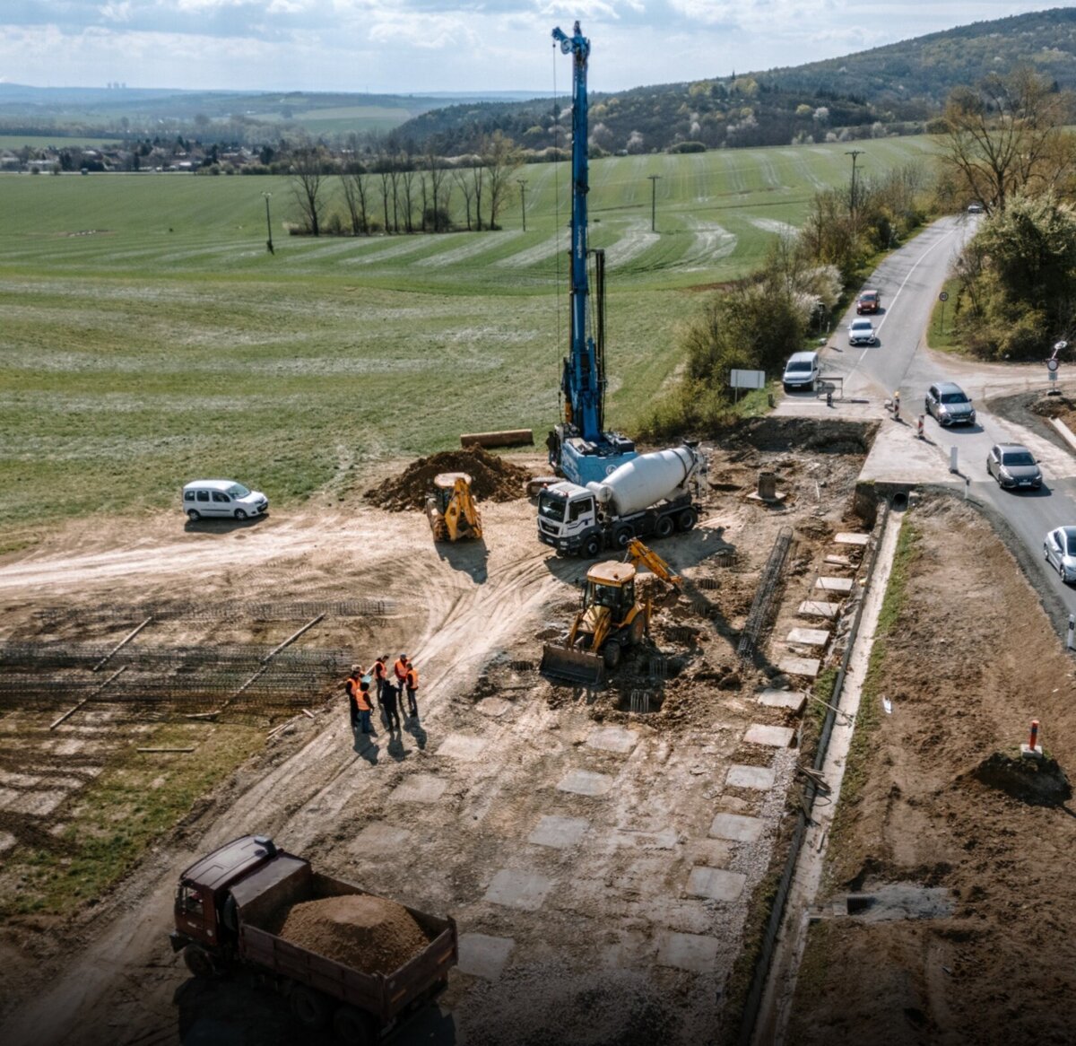 Cesta sa zosuvala a praskala obnovili ju