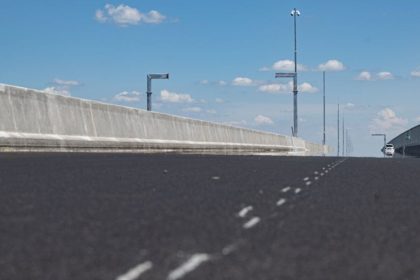 Dialnicari opravuju vozovku dialnice pri Trencine