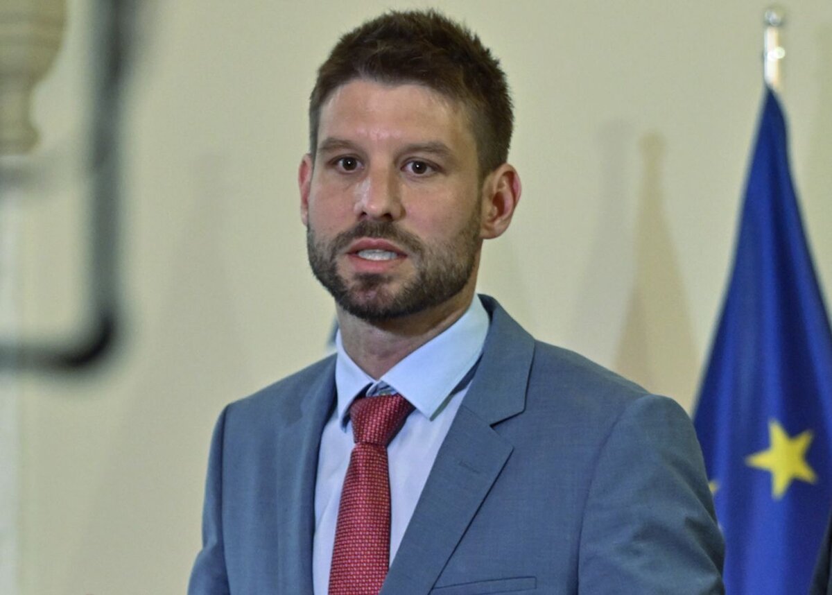 Fico prekryje skandal so zachrankami ovplyvnovanim volieb tvrdi Simecka