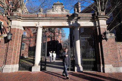 Harvard a Biely dom sa zhodli na sume
