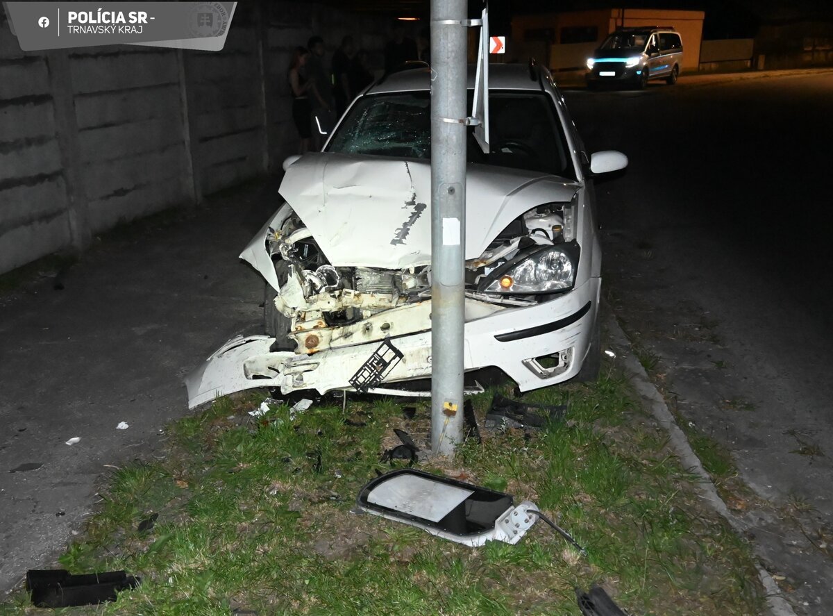 Iba 18 rocny mladik nafukal po nehode dve promile