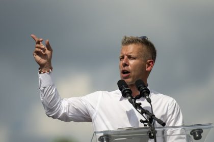 Madarska TISZA vedie pred Orbanovym Fideszom ukazal prieskum