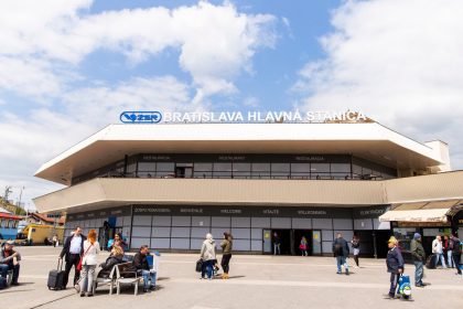 Muz napadol policajta v Bratislave celi obvineniu
