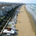 Na plazi na severe Jadranu nasli dieta v mori