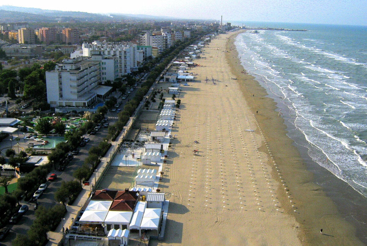 Na plazi na severe Jadranu nasli dieta v mori