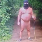 Nahy muz v kukle beha po lese blizko hradu