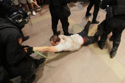 Pocas protestov v Srbsku sa strhli potycky s policajtmi