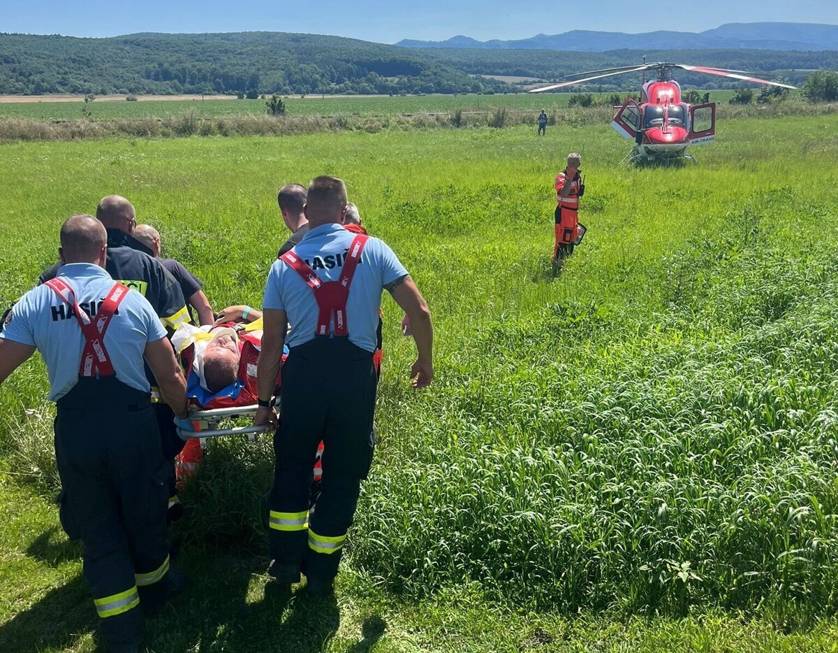 Pri Prievidzi sa zrazilo auto s motocyklistom