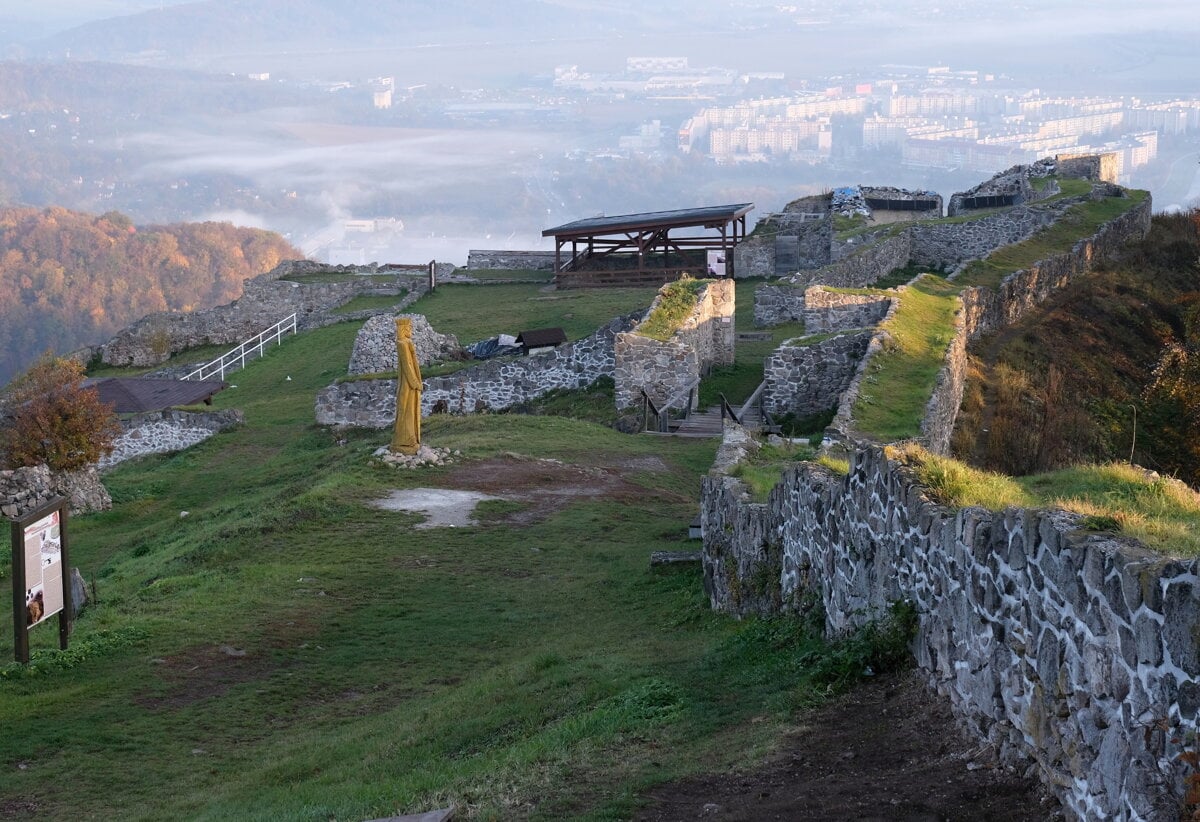 Pusty hrad ozije Historicky klenot Zvolena ozije