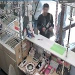 Seniorku na zastavke okradli zranili ju