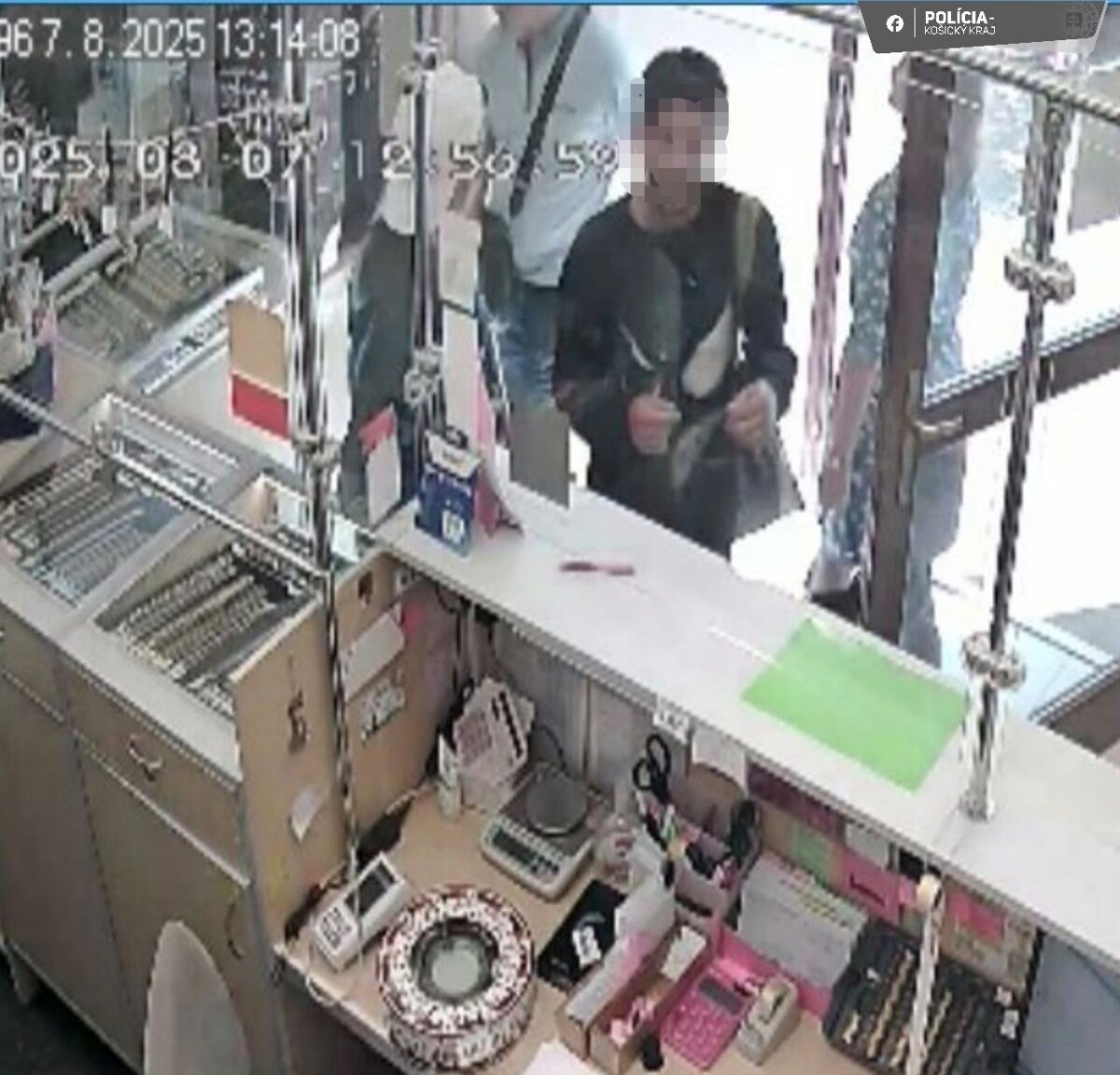 Seniorku na zastavke okradli zranili ju