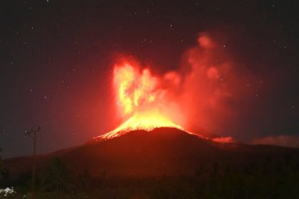 Sopka na vychode Indonezie opat vybuchla popol dosiahol desat kilometrov