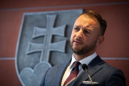 Sutaj Estok odmieta tvrdenia o predrazenych zakazkach MV