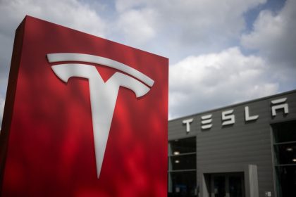 Tesla rozpusta tim vyvijajuci superpocitac Dojo