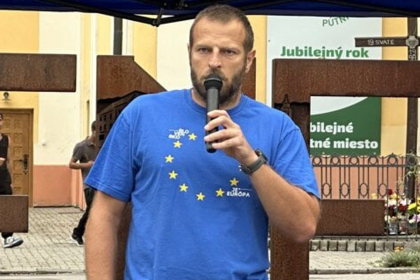 Utok pocas oslav v Lucenci Muzi hajlujuci napadli advokata a aktivistu