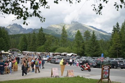 Vysoke Tatry su plne turistov cesta uzavreta