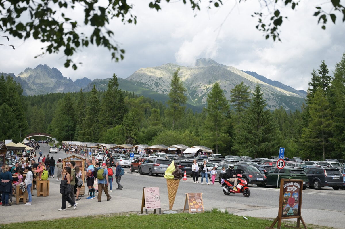 Vysoke Tatry su plne turistov cesta uzavreta
