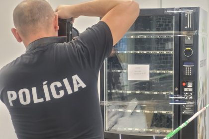 Z obchodu policia odniesla dalsi automat s drogami