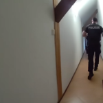 Zenu proti jej voli drzal v byte Policia zakrocila zverejnila video zo zasahu