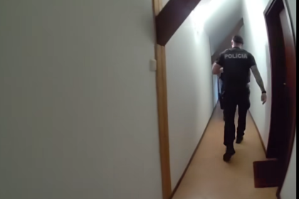 Zenu proti jej voli drzal v byte Policia zakrocila zverejnila video zo zasahu