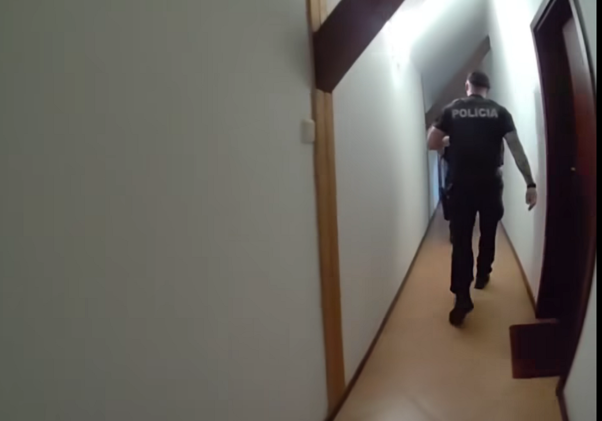 Zenu proti jej voli drzal v byte Policia zakrocila zverejnila video zo zasahu