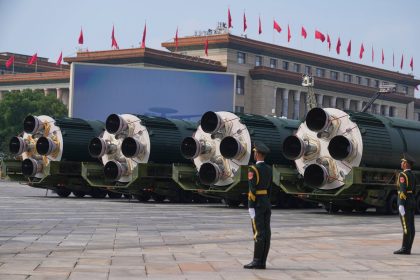 Cina na prehliadke predstavila nove zbrane rakety a drony
