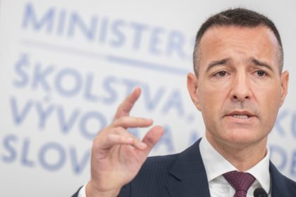 Drucker odmieta ze o skolskych zakonoch nekomunikovali s partnermi