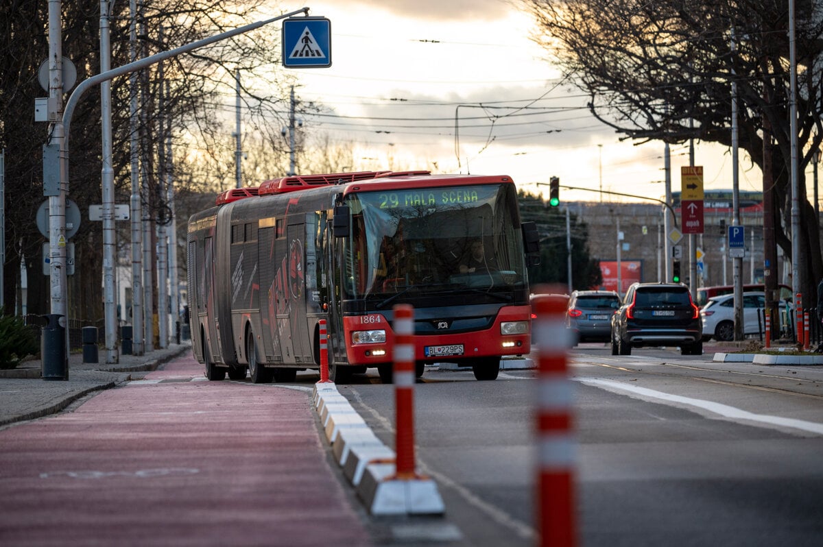 Maksi material skosene hrany reflexne prvky Na Vajanskeho zacinaju vymienat oddelovace