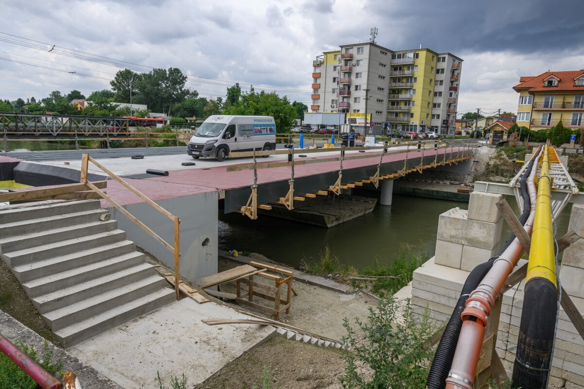 Most na Hradskej ma za sebou zatazenie skusku