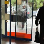 Muz sa vlamal do supermarketu a grimasil na kameru