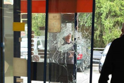 Muz sa vlamal do supermarketu a grimasil na kameru