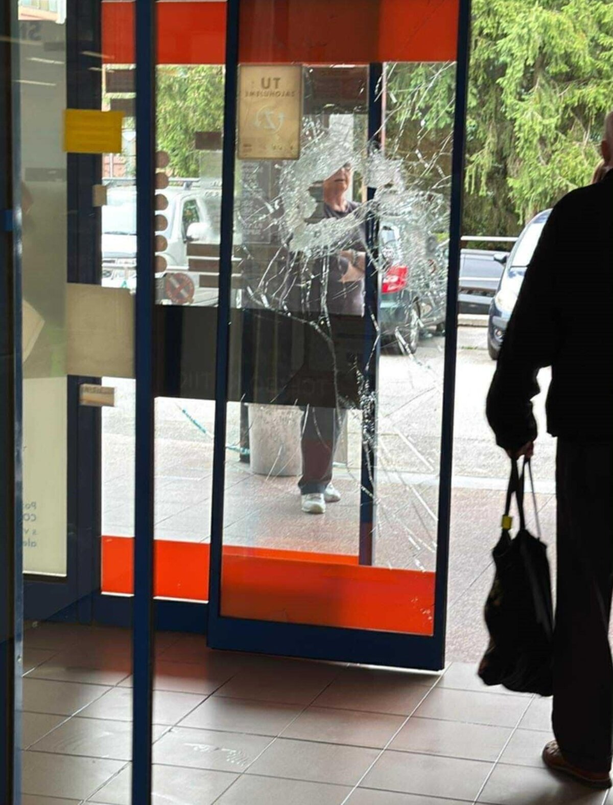 Muz sa vlamal do supermarketu a grimasil na kameru